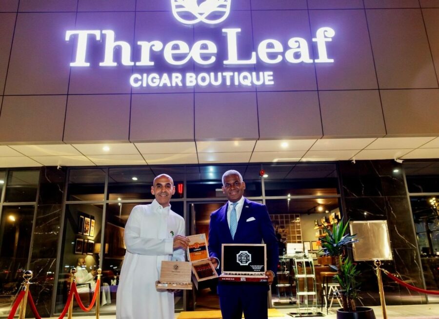 Sultan Albugami, CEO de la empresa Three Leaf y Andy Rodríguez Durán