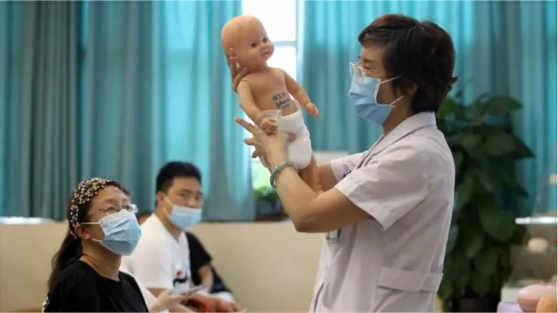 “Mujeres sobrantes” y tasas al condón: el fallido plan de China para tener más bebés