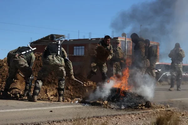 Integrantes de las Fuerzas Armadas desbloquean una carretera este sábado, en Calamarca Bolivia