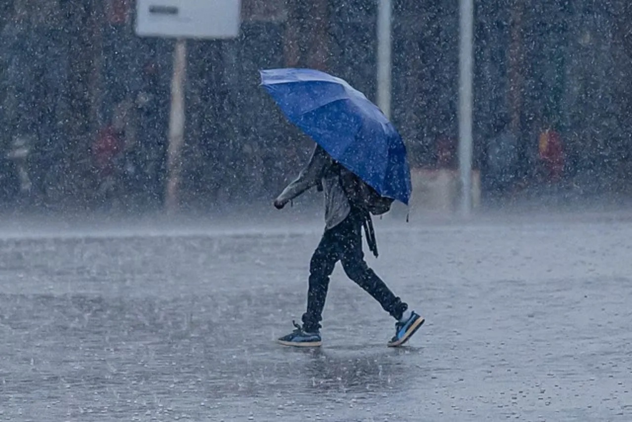 Onda tropical provocará lluvias este fin de semana; continuará el calor por polvo del Sahara