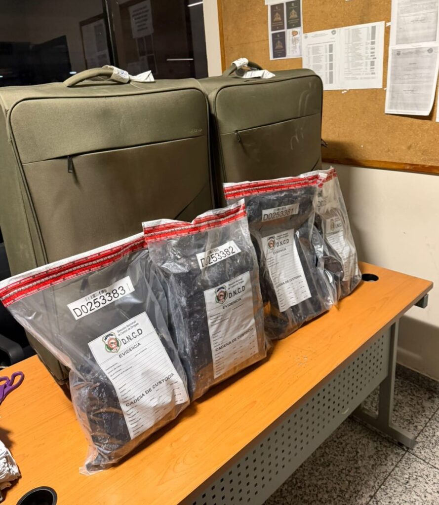 Mujer es detenida cuando intentaba viajar a España con cocaína en su equipaje