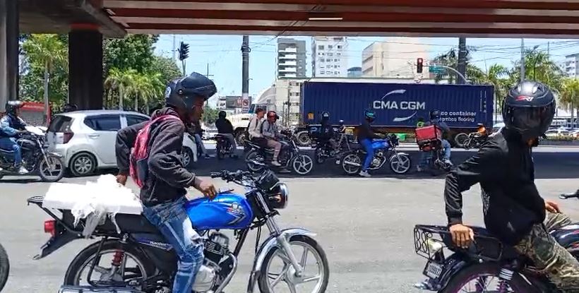 Motoristas desafían las normas de tránsito: toman vías contrarias, giran en U y burlan a los agentes