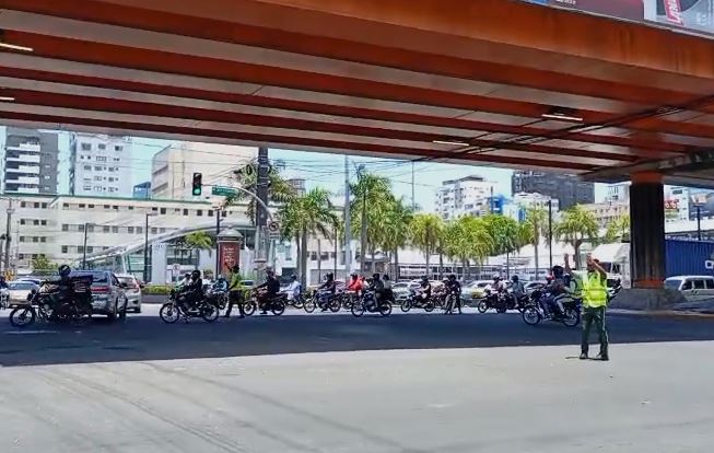 Motoristas desafían las normas de tránsito: toman vías contrarias, giran en U y burlan a los agentes