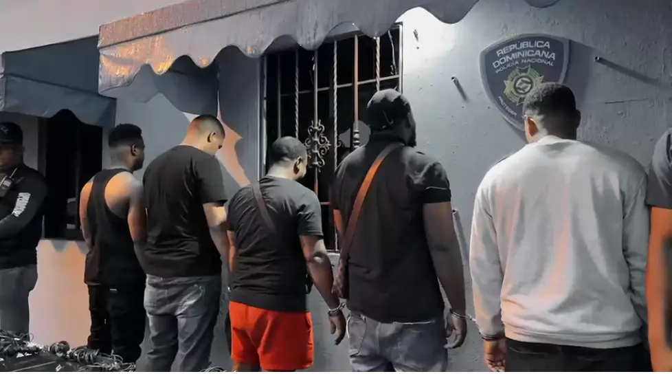 Autoridades desmantelan red de estafas cibernéticas en SDN; hay 25 detenidos