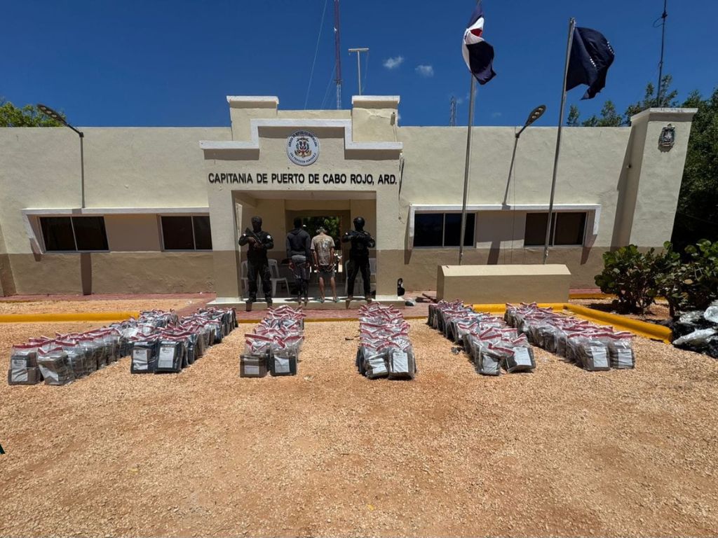 Autoridades interceptan dos narcolanchas con 1,295 paquetes de cocaína y marihuana