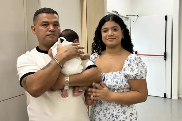 Un equipo de los hospitales Sant Joan de Déu y Clínic, en Barcelona, ha operado a un feto de 700 gramos en el vientre de su madre (en la imagen, con sus padres) para resolver una malformación congénita.