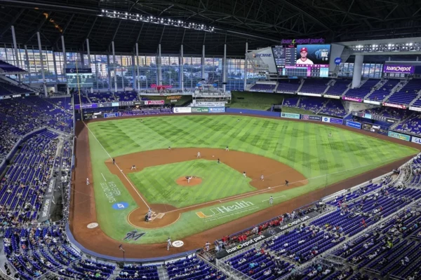 Imagen de archivo de aficionados que observan un partido de la MLB.