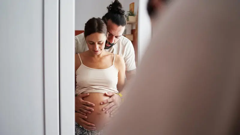 Qué es el síndrome de Couvade, la extraña afección que hace a los padres sentirse embarazados