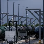 El brent sube un 3 % y supera los 109 dólares, mientras Europa acentúa su caída