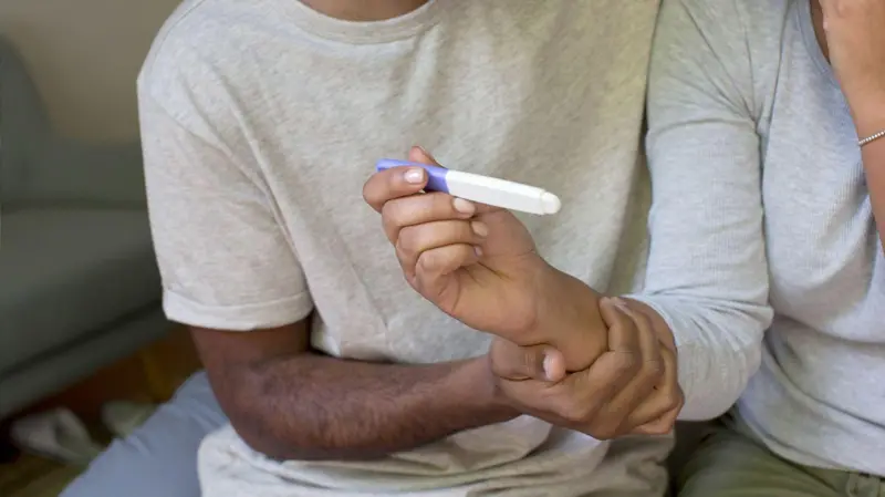 Qué es el síndrome de Couvade, la extraña afección que hace a los padres sentirse embarazados