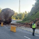 Desprendimiento de una roca afecta el tránsito en la Autopista del Nordeste