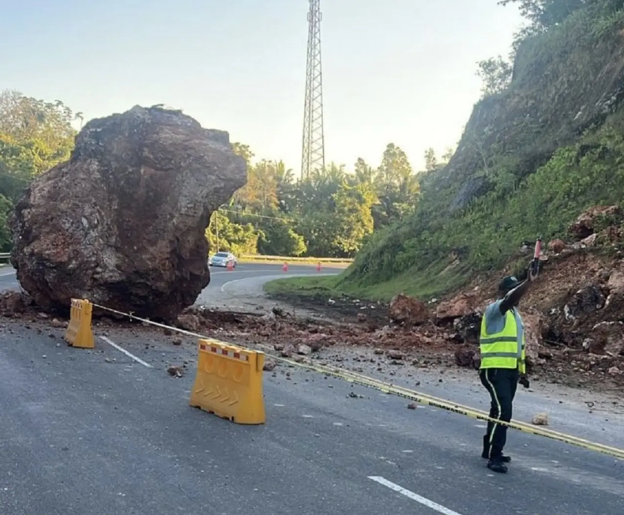 Desprendimiento de una roca afecta el tránsito en la Autopista del Nordeste