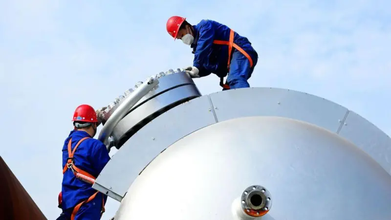 Qué son las "refinerías teteras" de China y cómo están amortiguando la crisis petrolera por la guerra en Irán