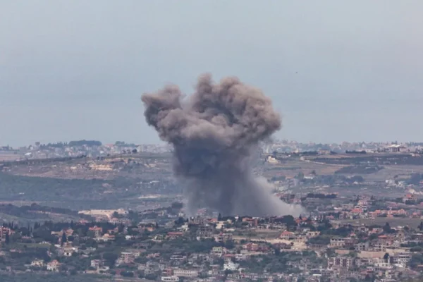 Ataque israelí contra una aldea del sur del Líbano, visto desde la Alta Galilea en la frontera entre Israel y el Líbano.