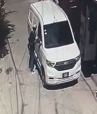 ¡De película! Hombre se trepa al puente Juan Bosch para evadir captura de la Policía Nacional