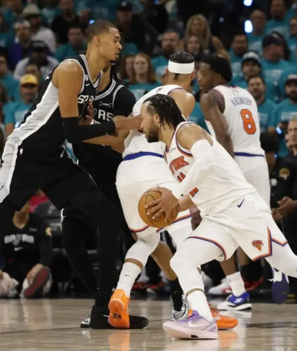 Jalen Brunson maneja el balón frente a la defensa de los Spurs en el primer partido.  Ap