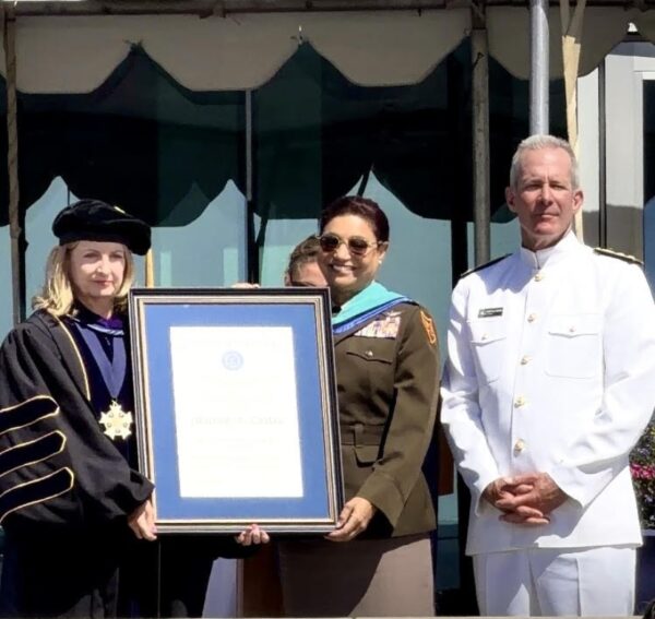 Marisol A. Chalas recibe el diploma que la acredita.  Fuente externa