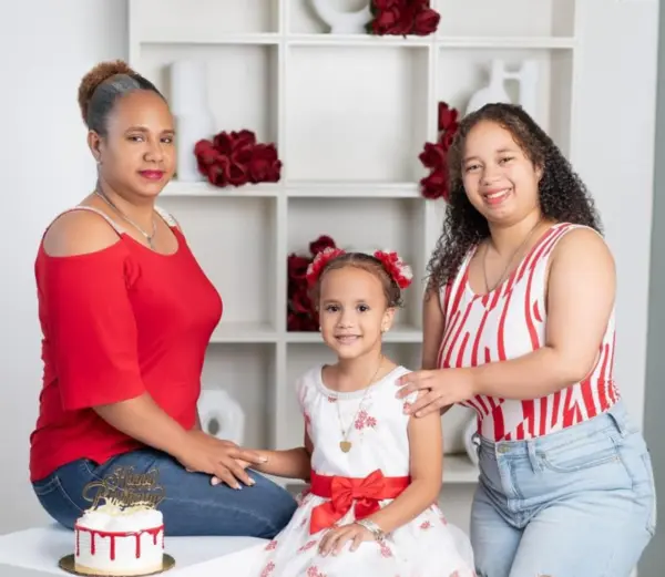 Elaine Taveras junto a sus hijas Génesis e Hilda Milennia.