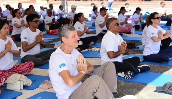 Al promover una respiración consciente y momentos de pausa, contribuye a disminuir los niveles de cortisol, hormona asociada al estrés,  y fortalece el equilibrio entre cuerpo y mente.