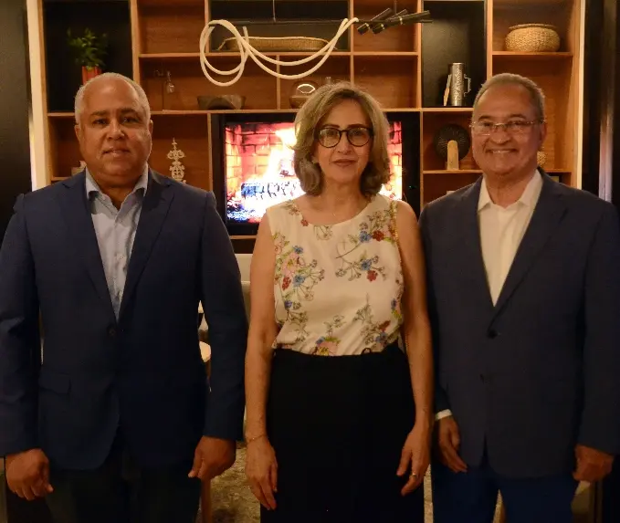 Representantes del negocio durante la apertura.
