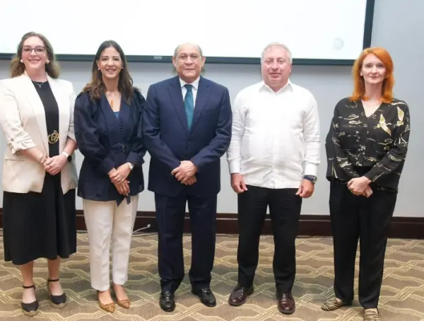Gabriela Zermeño, Odile Camilo Vincent, Rafael Santos Badía, Sergio Maffettone y Paola Mantello.