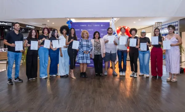 Lourdes Javier Campos y Alicia Álvarez,  juntos a  estudiantes.