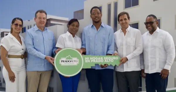 Víctor Bisonó Haza y representantes del proyecto entregan las unidades.
