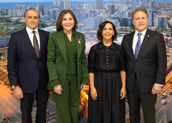 Lawrence Hazoury, Carolina Mejía, Mildred Minaya y Gustavo Ariza.