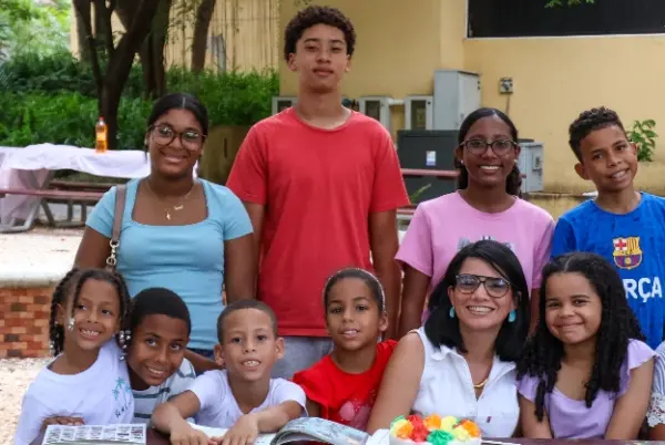 Parte de los niños futuros autores  y su directora, Keila González.