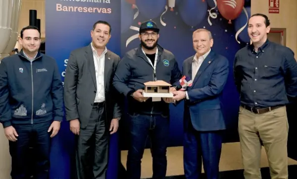 Wester Hernández recibe el galardón.