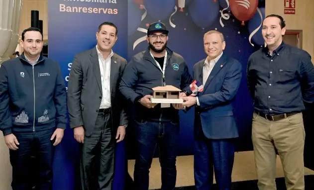 Wester Hernández recibe el galardón.