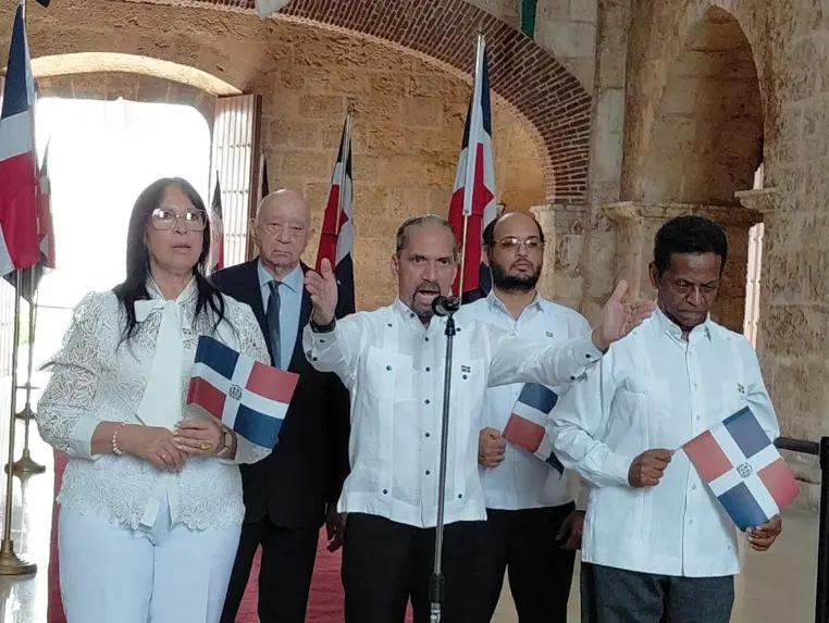 Juan Pablo Uribe encabezó el acto en el Panteón Nacional.