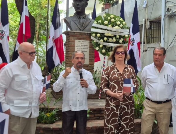 Juan Pablo Uribe  dirige las palabras centrales del acto.