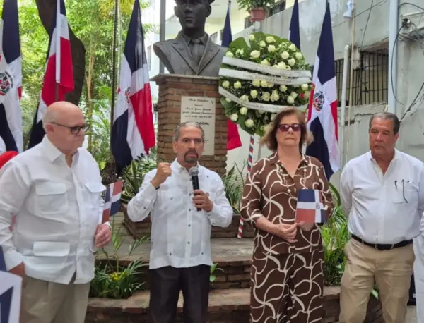 Juan Pablo Uribe  dirige las palabras centrales del acto.