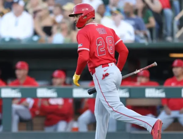 Jose Sirí consiguió dos hits el domingo para los Angels.  Ap