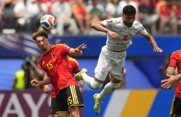 Thomas Meunier, de Bélgica, cabecea  balón contra Irán. ap