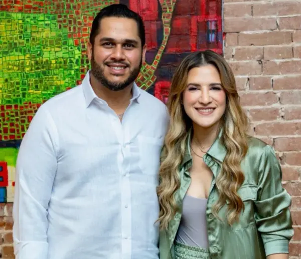 Nathalie Hazim junto a Juan Carlos Pichardo.