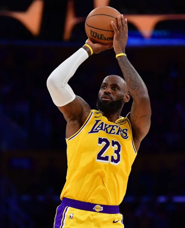 LeBron James tiene una gran decisión que tomar respecto a su futuro inmediato en NBA.  Ap