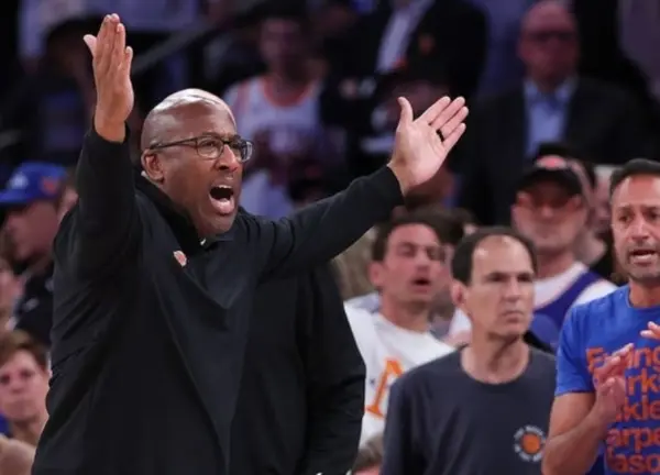 Mike Brown, estratega en jefe de los Knicks de Nueva York.