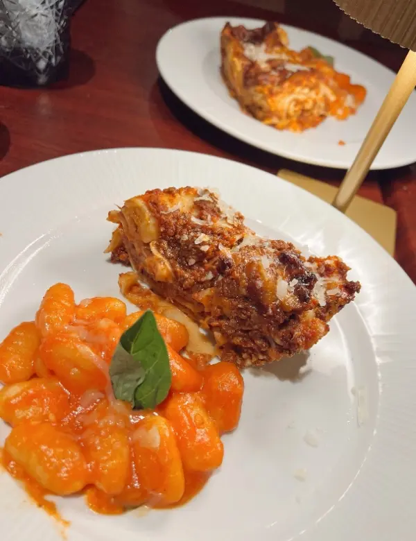 Lasagna bologñesa, gnocchi sorrentina y volcan de camarones.