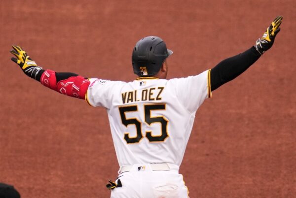 Esmerlyn Valdez, de los Piratas, celebra luego del jonrón.  AP