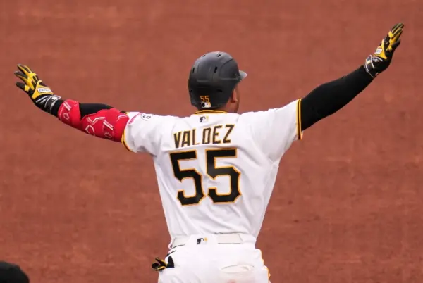 Esmerlyn Valdez, de los Piratas, celebra luego del jonrón.  AP