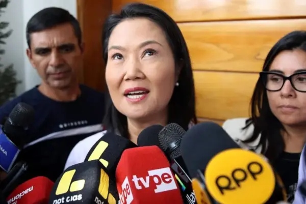 La candidata derechista Keiko Fujimori habla con periodistas