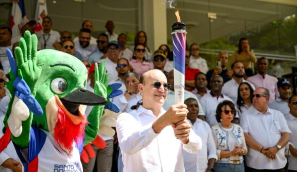 El alcalde de Santiago, Ulises Rodríguez, recibe junto a autoridades de esa provincia, la antorcha de los Juegos SD 2026.