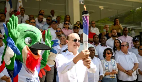 El alcalde de Santiago, Ulises Rodríguez, recibe junto a autoridades de esa provincia, la antorcha de los Juegos SD 2026.