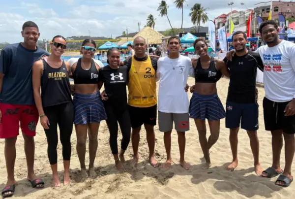 El entrenador Alexander Massó (camiseta amarilla) junto  a varios de los integrantes de la selección de voleibol playa.
