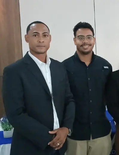 Kenny Núñez junto a técnicos de pentatlón.