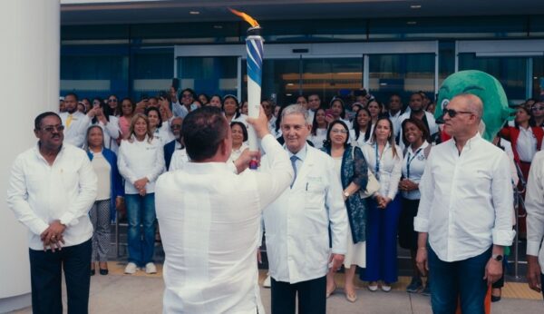El doctor José Joaquín Puello recibe la llama centroamericana.