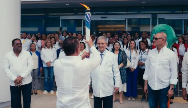El doctor José Joaquín Puello recibe la llama centroamericana.