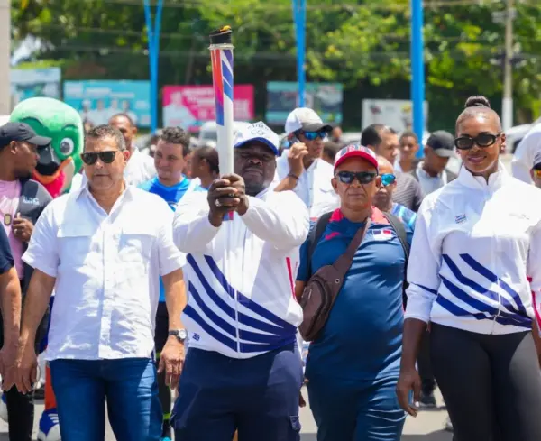 Rubel Salomón y Bethania de la Cruz portan antorcha